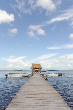 Yucatan, Meksika - 01 Kasım 2019: Rio Lagartos 'a giden bir gemiye binmek için liman