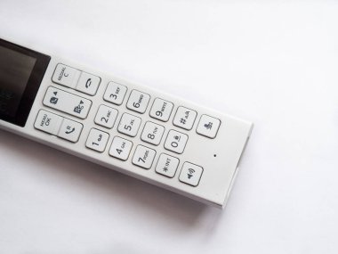 Beyaz arka planda kablosuz ev ya da ofis telefonu. Kopya alanı olan bir sabit telefonun üst görünümü.