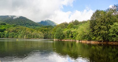 Santa Fe Barajı 'nda Montseny Doğal Parkı' nda (Katalonya, İspanya) yaz bulutlu bir günün panoramisi. Ağaçlar ve dağlarla dolu bir bataklıkta açık hava manzarası..