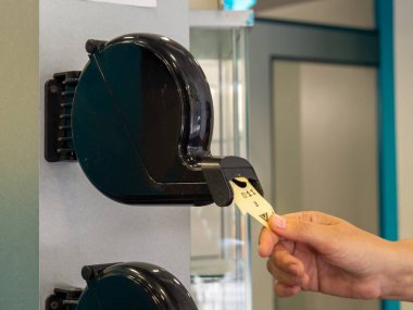Kafkasyalı bir el siyahtan numaralandırılmış bir bilet çekiyor. Al sana bir makine. Sayı dağıtıcı makinesi, servis satırında bekleyecek ve numarası gösterildiğinde servis edilecek.