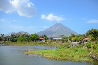 Ometepe Adası 'nda Concepcion volkanı arka planda doğa ile çevrili. Orta Amerika Gölü.