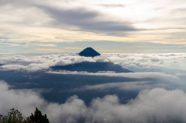 Guatemala 'daki Acatenango yanardağının zirvesinden gün doğumunu izleyin..