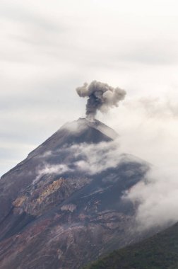 Guatemala 'da volkan Acatenango bir akşam boyunca kül ve kayalarla patlar.