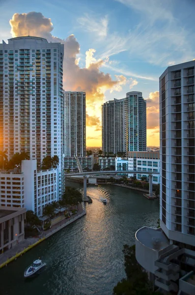 Sonnenuntergang Der Innenstadt Von Miami Mit Wolkenkratzer Und Wasserkanal Skyline lizenzfreie Stockfotos