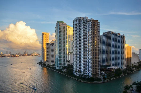 Sonnenuntergang Der Innenstadt Von Miami Mit Wolkenkratzer Wasserkanal Skyline Von Stockbild