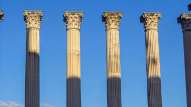 İspanya, Cordoba 'daki bir Roma tapınağının mermer kolonları. Güneşli bir günde arka planda mavi gökyüzü. Endülüs 'e seyahat ederken turistik ilgi.