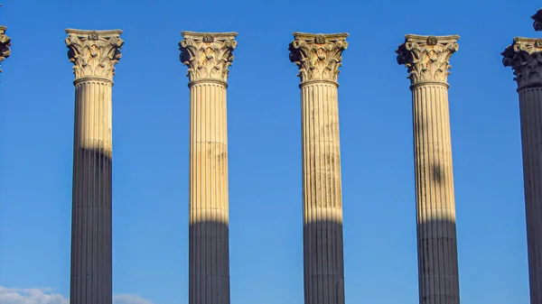 Mramorové Sloupy Jsou Součástí Římského Chrámu Córdobě Španělsku Modrá Obloha — Stock fotografie