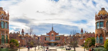 Barcelona, Aralık 2020: Barcelona 'daki Sant Pau hastanesinin ana meydanının panoramisi. Tarihi bina modernizmi ve mimarisi. Turistik dönüm noktası