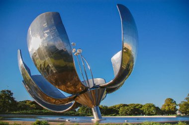 Buenos Aires, Arjantin - Mart 2019: Floralis Generica, Buenos Aires, Arjantin 'de bulunan çelik ve alüminyumdan yapılmış bir heykeldir. Yapı, mimar Eduardo Katalan 'ın tasarımıydı ve taç yapraklı bir çiçeği temsil ediyordu..