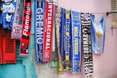 Buenos Aires, Angentina - Mart 2019: Satılık futbol eşarpları ve Arjantin bayrağı. Boca Junior olarak futbol kulübü eşarpları olan bir sokak satıcısı. Takım desteği için hediyelik eşya ya da spor giysi..
