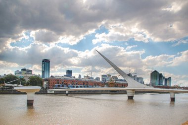 Buenos Aires, Arjantin - Mart 2019: Puerto Madero ticari bölgesinde Kadın Köprüsü Panoraması. Çelik ve takviyeden yapılmış Calatrava tasarımı. Turistler için nehirde bir dönüm noktası.