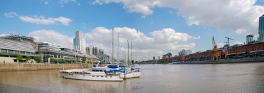 Buenos Aires, Arjantin - Mart 2019: Dique Nehri 'nde Kadın Köprüsü' nden bir liman panoramik. Kanalda tekneleri ve binaları olan şehir limanı. Mavi gökyüzü Metropolitan Sahnesi.