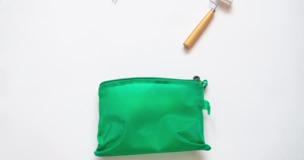 Πράσινη Τσάντα Ταξιδίου Προϊόντα Περιποίησης Μικρά Πλαστικά Μπουκάλια Προϊόντων Υγιεινής — Αρχείο Βίντεο