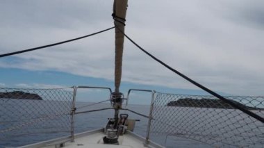 Akdeniz 'de seyreden bir yelkenlinin pruvası. Okyanusta mavi gökyüzü. Tatil, tatil ve yaz konsepti.