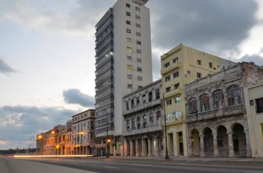 Havana 'da Malecon sahil caddesinde uzun soluklu bir sahne. Gündoğumunda çürüyen binalar, Küba 'nın caddelerinde gökdelen ve trafik ışıkları. Boş sokaklarla sabah sahnesi.