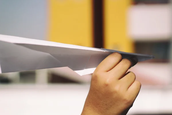 Mão com avião de papel — Fotografia de Stock