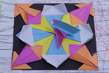 Renkli geometrik kağıt origami