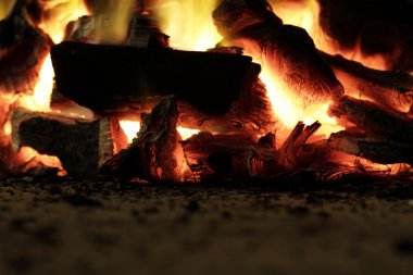 yanan kömür ateşi