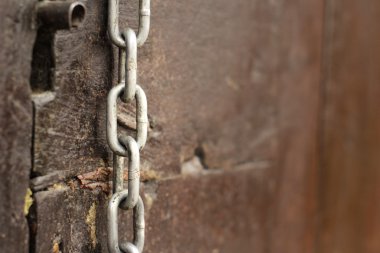 Ahşap kapı metal zincir