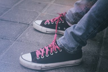 insan ayakları snickers ve kot pantolon