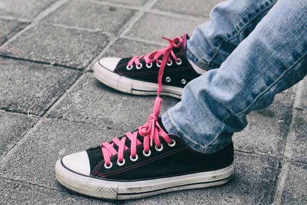 insan ayakları snickers ve kot pantolon