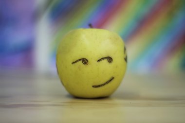 Apple yüzünü gülümseyen mutlu