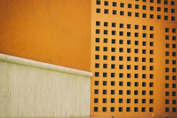 Oranje betonnen gebouw muur — Stockfoto