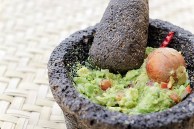 Avokado guacamole sos molcajete