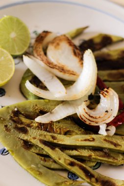 Izgara nopals kaktüsler tabak