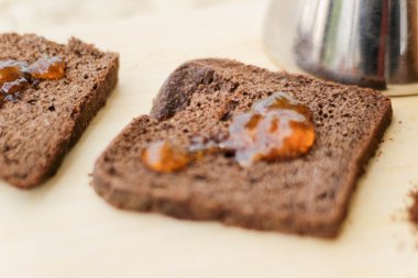 Kızarmış ekmek ile marmelat