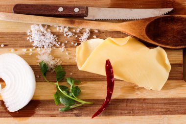 Karma malzemelerle kesme tahtası