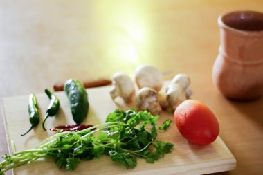 Tahta masada taze sebzeler.