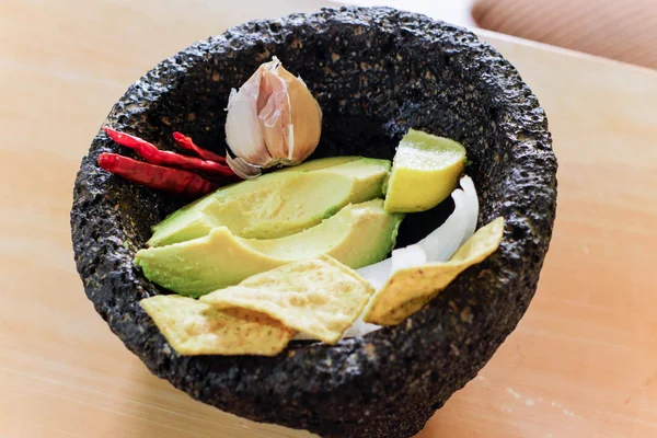 Aguacate fresco en molcajete de piedra — Foto de Stock