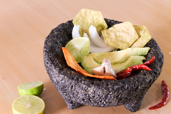 Taş molcajete taze avokado