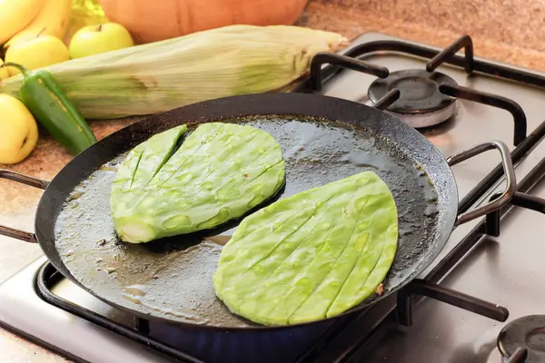 Freír nopales en la sartén — Foto de Stock