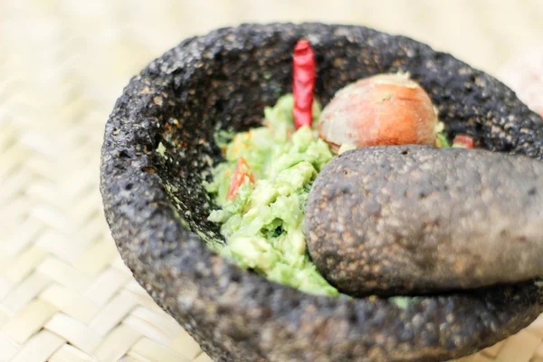 Molho de abacate guacamole em molcajete — Fotografia de Stock