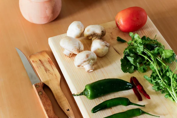 Verduras frescas en mesa de madera — Foto de Stock