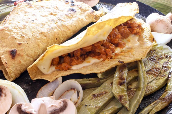 Tacos con nopal sulla padella calda — Foto Stock