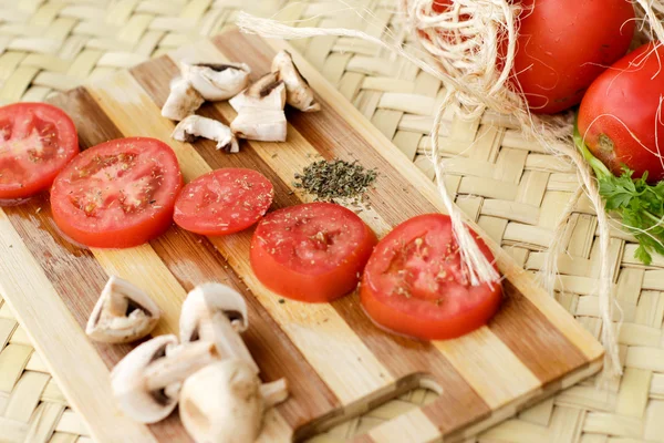 Tabla de cortar con verduras — Foto de Stock