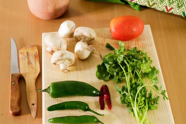 Verduras frescas en la mesa de madera — Foto de Stock