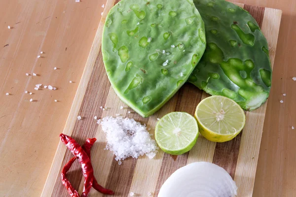 Nopals cactus frescos con ingredientes — Foto de Stock