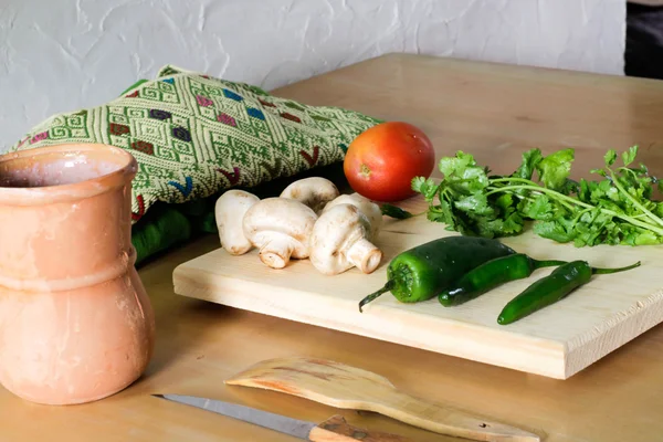 Verduras frescas en la mesa de madera — Foto de Stock