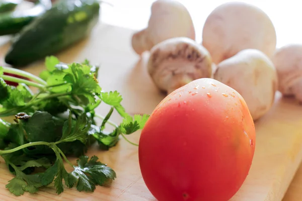 Verduras frescas en la mesa de madera — Foto de Stock