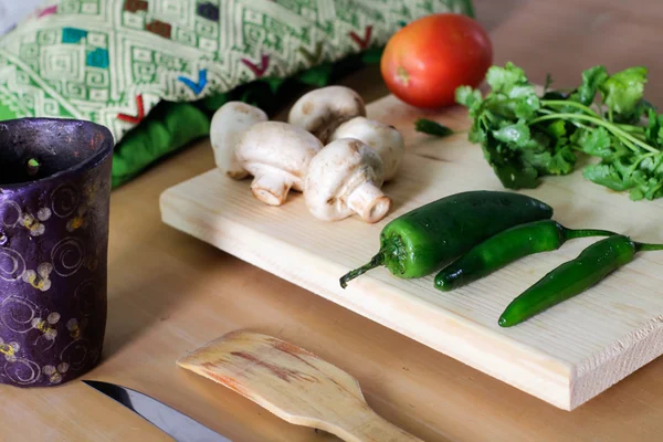 Verduras frescas en la mesa de madera — Foto de Stock