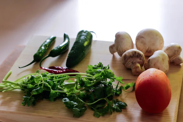 Verduras frescas en la mesa de madera — Foto de Stock