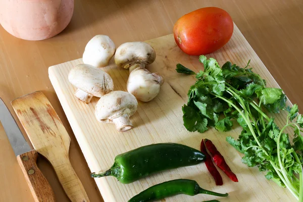 Verduras frescas en la mesa de madera — Foto de Stock