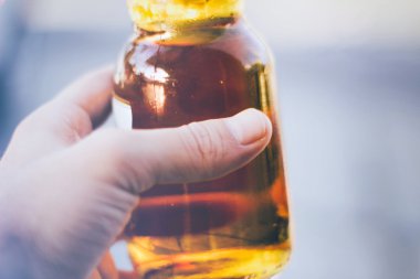 bira şişesi tutan el