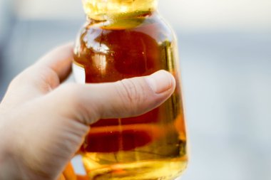 bira şişesi tutan el