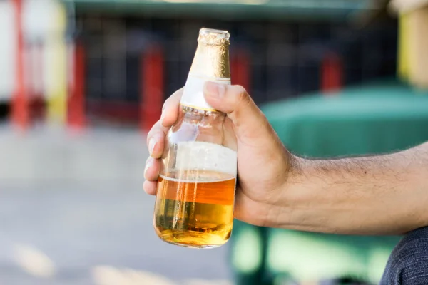 Kezében sörösüveg — Stock Fotó
