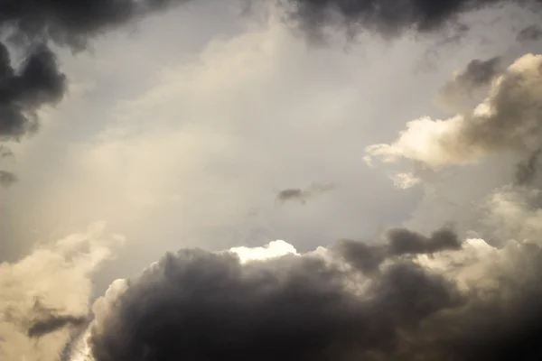 Cielo nuvoloso e luce — Foto Stock